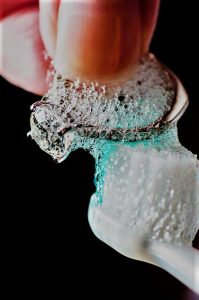 limpiar plata cepillo dientes